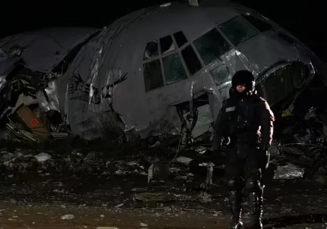 Самолет с грузом денег разбился в Боливии  Погибли 15 человек, 28 получили ранения