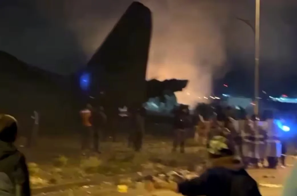 Самолет с грузом денег разбился в Боливии. Полицейские задержали 12 человек, которые пытались