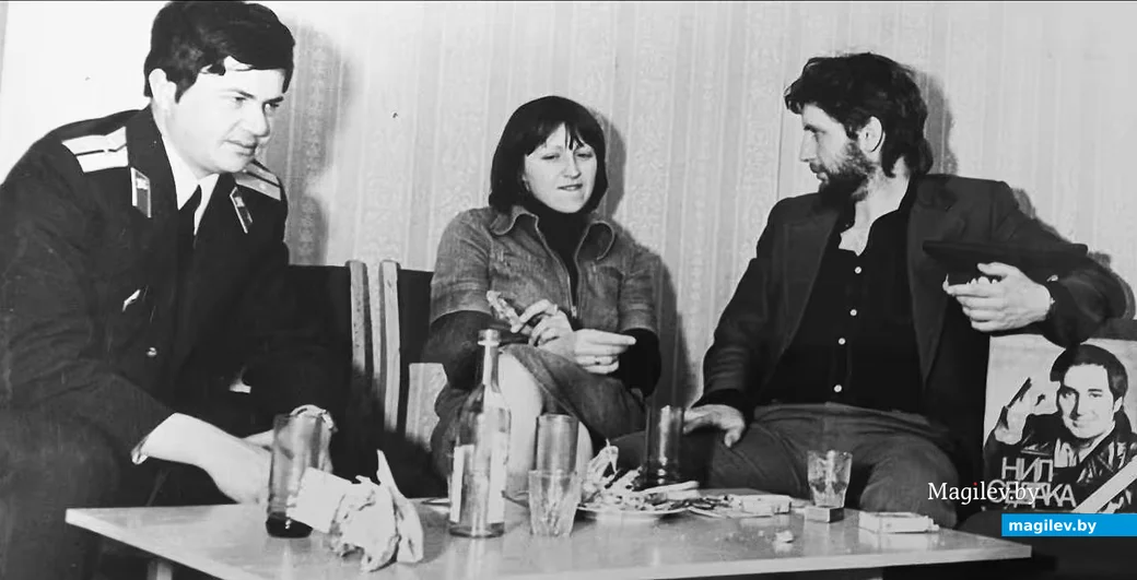  1980-й год, Могилев. Пластинка Нила Седаки (в правом нижнем углу) под надежным присмотром.