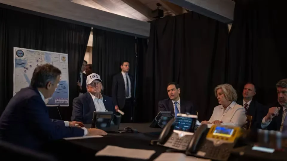 Дональд Трамп наблюдает за атакой на Иран из Флориды. Фото: Белый дом. 