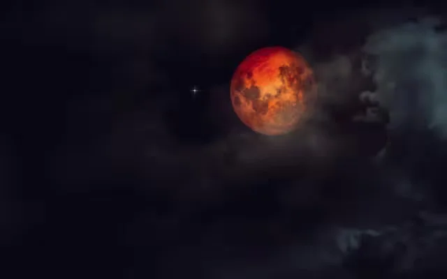 Иногда спутник Земли приобретает необычный красноватый оттенок. Фото: Shutterstock.com.