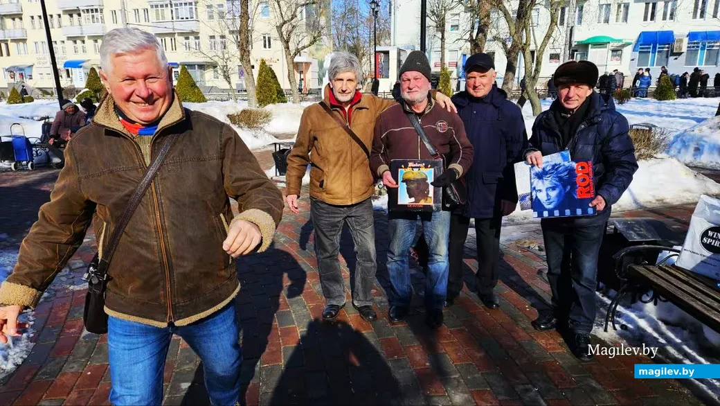   01.ю03.2026, Могилев, Театральный скверик. Слева – Александр Зинькович.