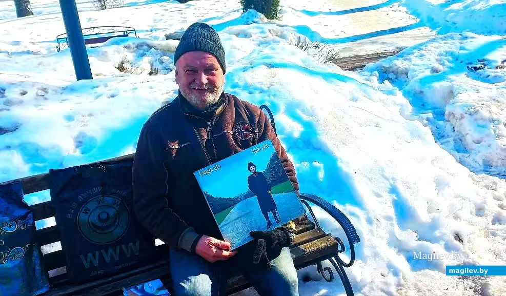   01.03.2026, Могилев, Театральный скверик. Олег и Элтон Джон.