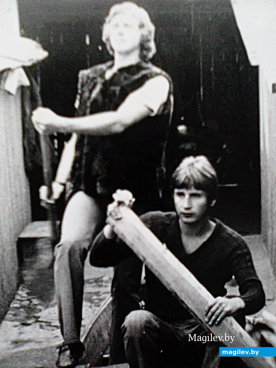 1970-е годы, Могилев, Луполово. Тит и автор гребут в гостях у Труха.