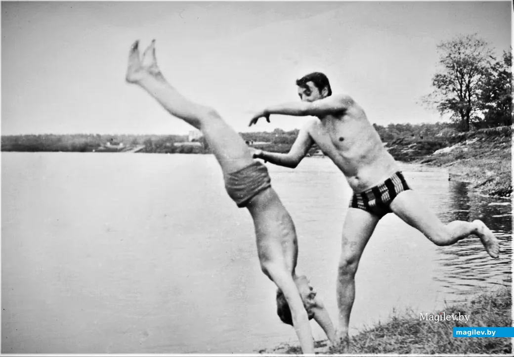 Июнь 1978 года, Могилев, Любуж. На Днепре. Володя Кутузов помогает Зису справиться с