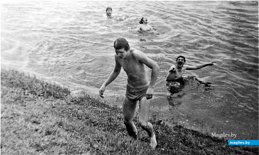 Июнь 1978 года, Могилев, Любуж. На Днепре. На суше – Александр Зинькович, в воде – Евгений, Трух,