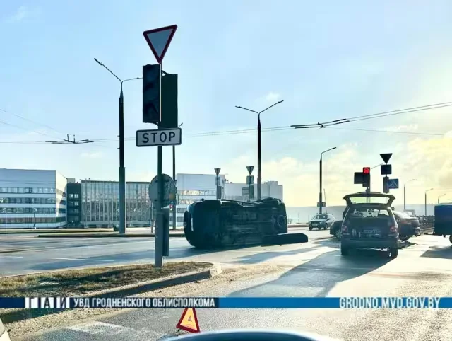 4 марта 2026 года. Перевозивший гроб катафалк перевернулся в результате аварии в Гродно. Фото: