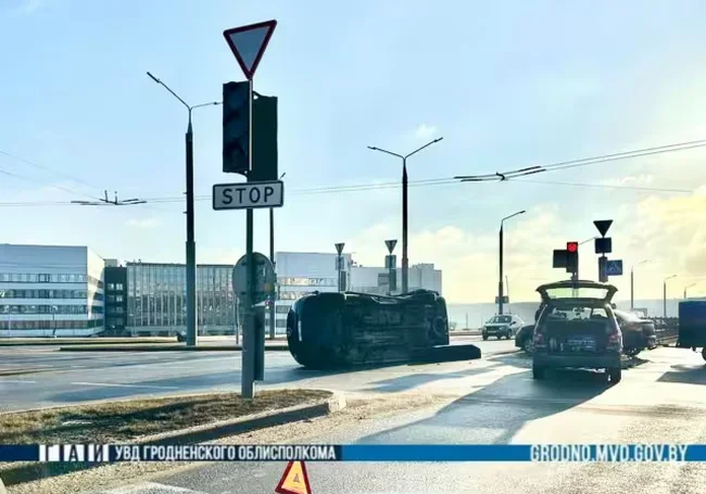 Катафалк с гробом перевернулся после ДТП в Гродно