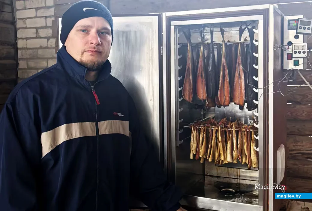  Мастер копчения Сергей Дундин со своим фирменным продуктом. 