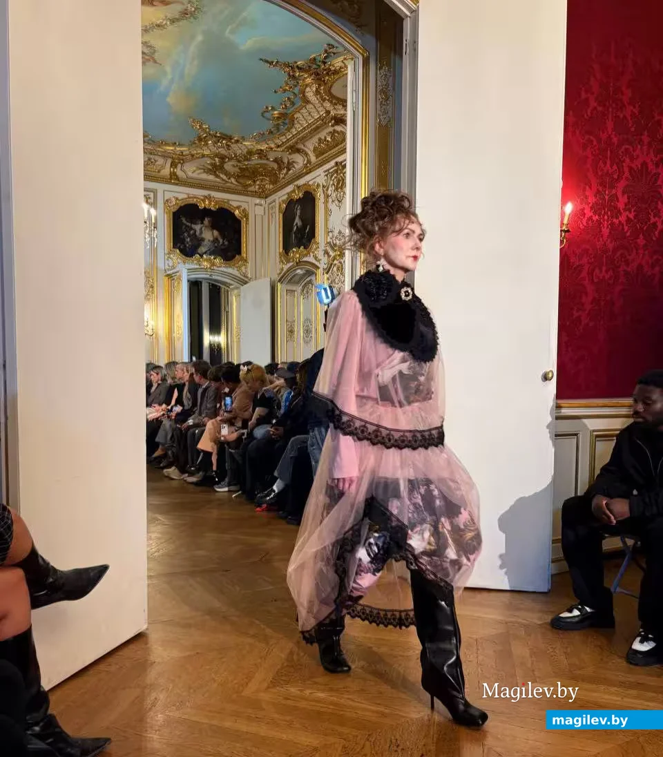   05.03.2026, Париж. Елена на завершающем этапе своего выхода.