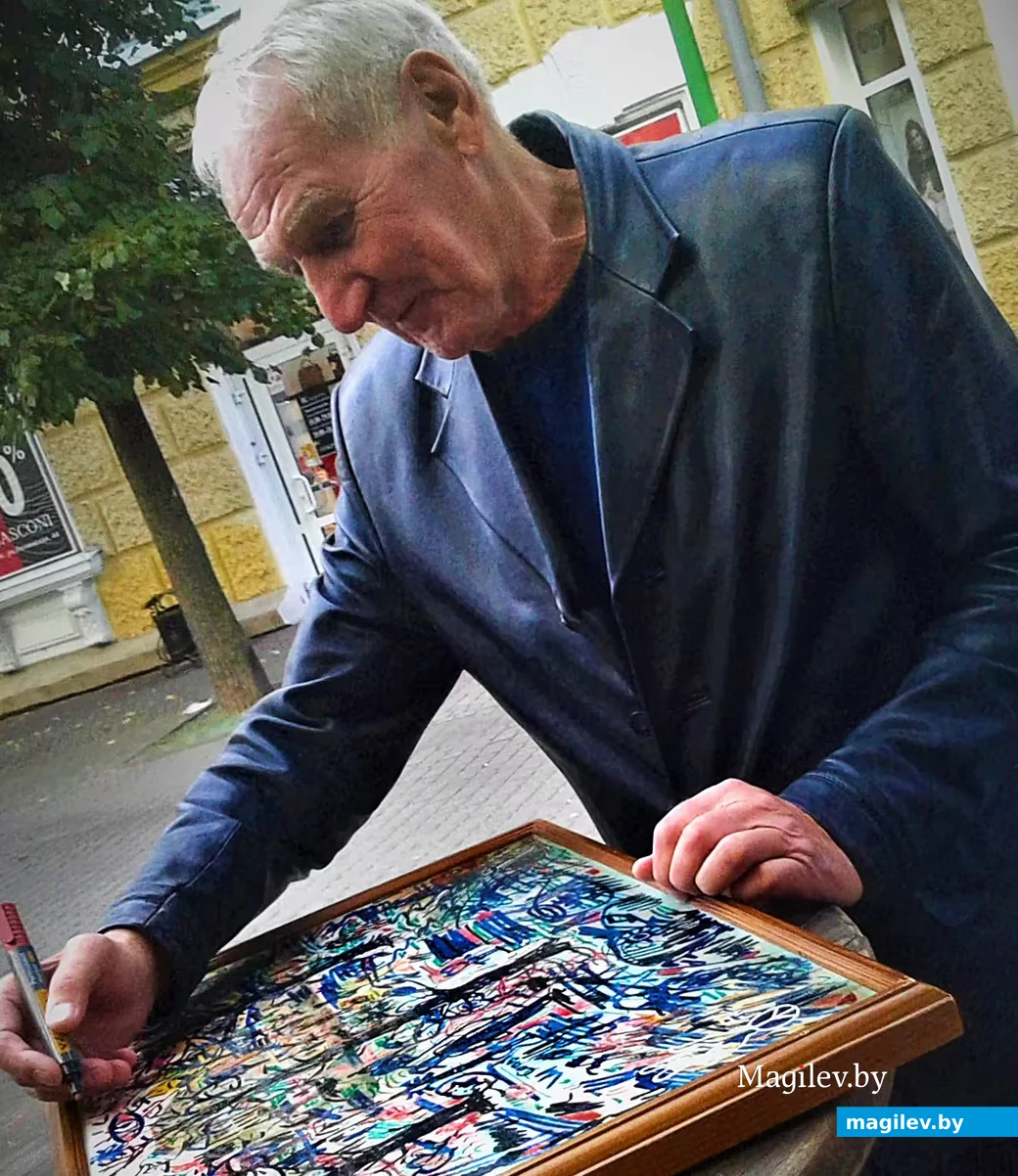 2018-й год, Могилев. Анатолий трудится над нашей коллективной картиной  «Не забывайте своих