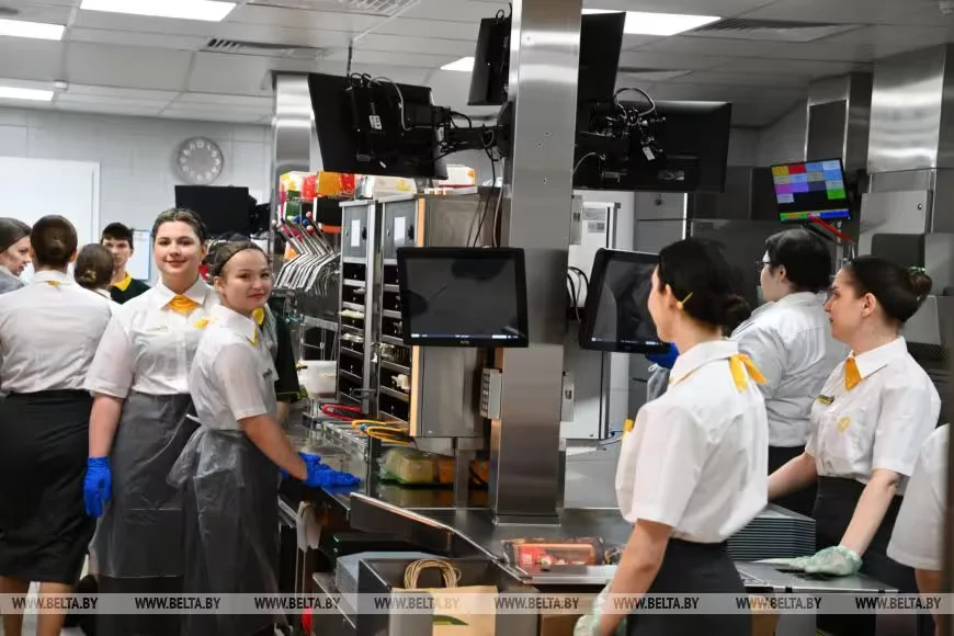 8 марта 2026 года. Лукашенко 8 марта приехал в один из ресторанов сети «Мак.бай» в Минске. Фото: