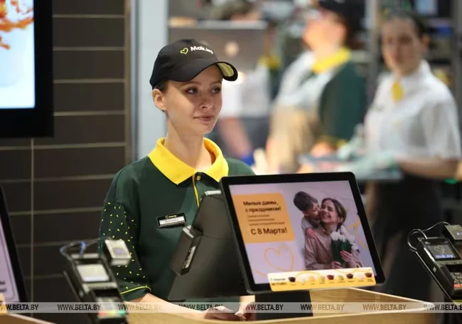 Лукашенко посетил «Мак.бай» и продегустировал местное меню