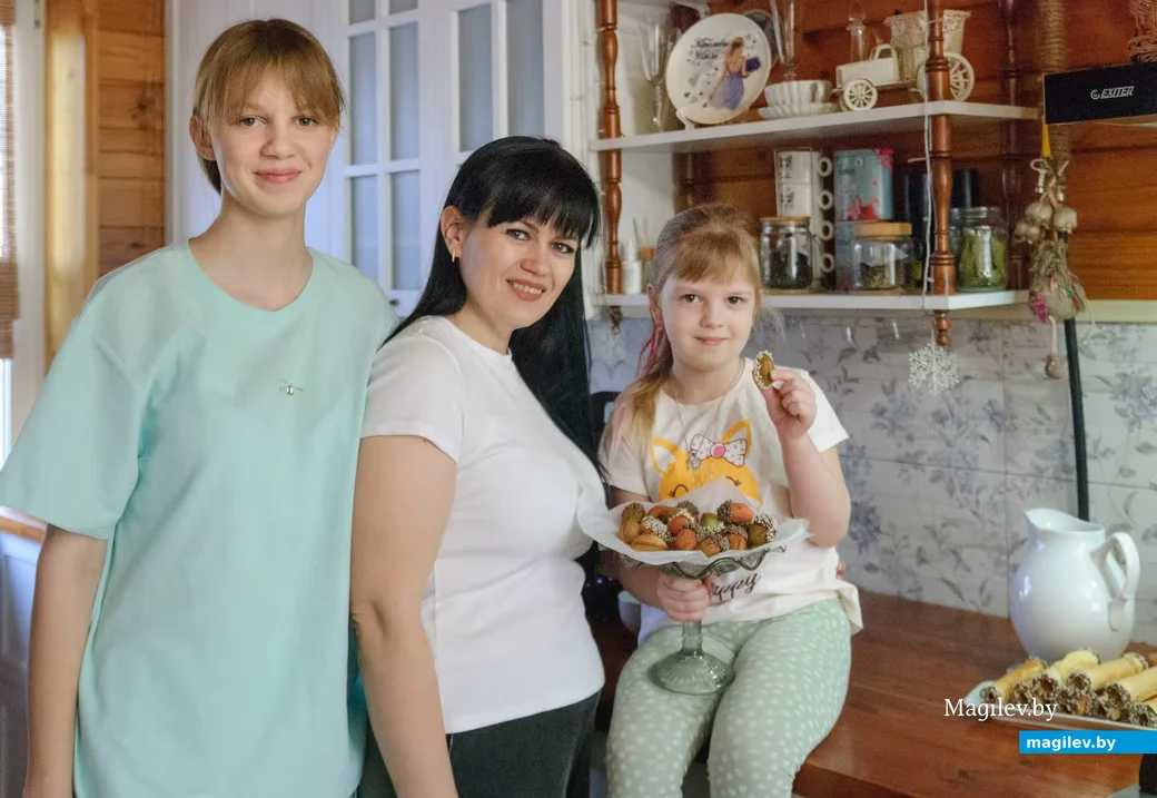 05.03.2026. Бобруйск. Татьяна Аврамчик печет советские торты и печенье. С ней на фото дочери