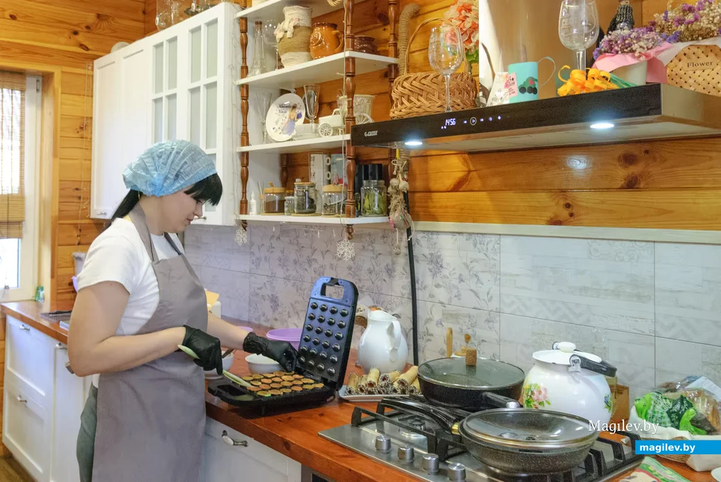 05.03.2026. Бобруйск. Татьяна Аврамчик печет советские торты и печенье.