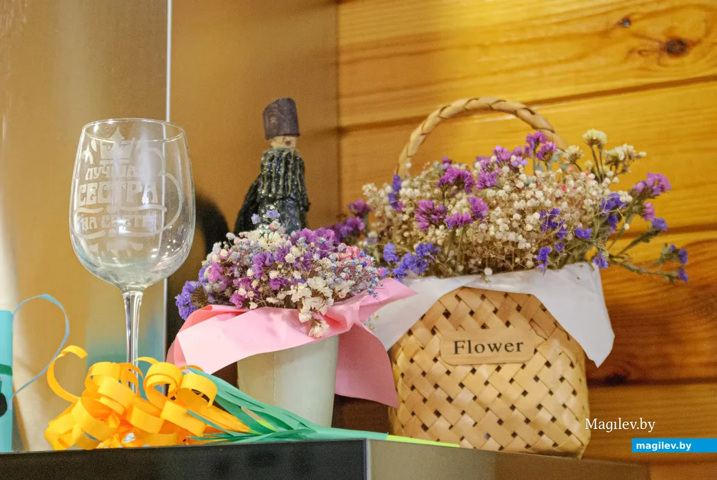 05.03.2026. Бобруйск. В гостях у Татьяны Аврамчик. Ее дочь Ангелина делает композиции из цветов.