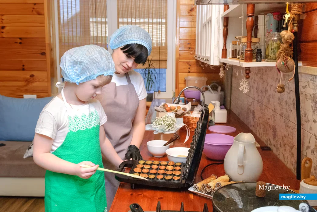 05.03.2026. Бобруйск. Татьяна Аврамчик печет совесткие торты и печенье.