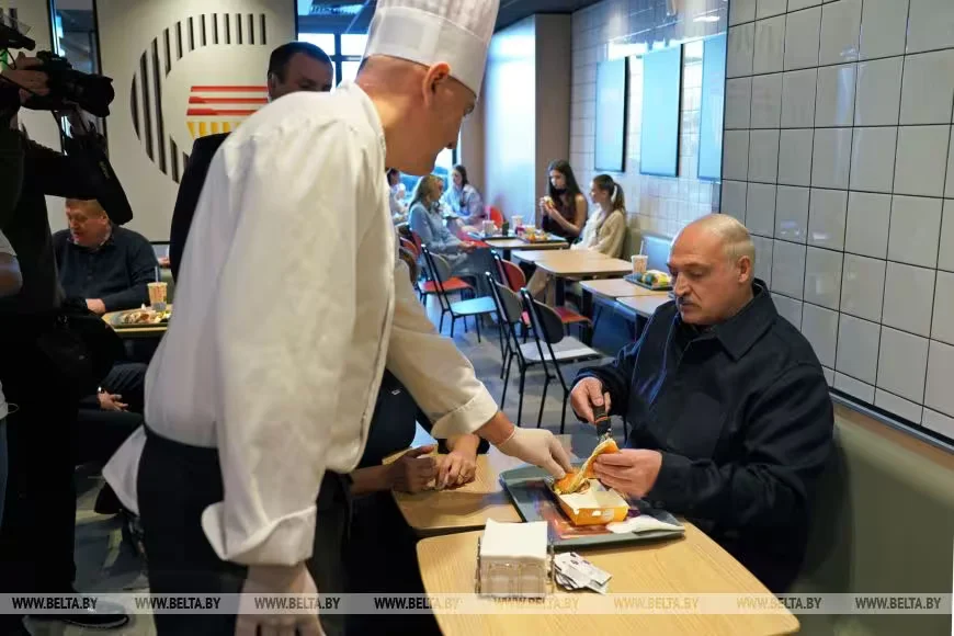 8 марта 2026 года. Лукашенко 8 марта приехал в один из ресторанов сети «Мак.бай» в Минске. Фото: