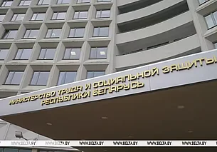 Кто в семье может взять больничный по уходу за ребенком-инвалидом, разъяснили в Минтруда