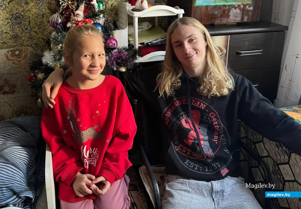 Январь 2026 г. Могилев. Алесь Забиран с сестрой. 