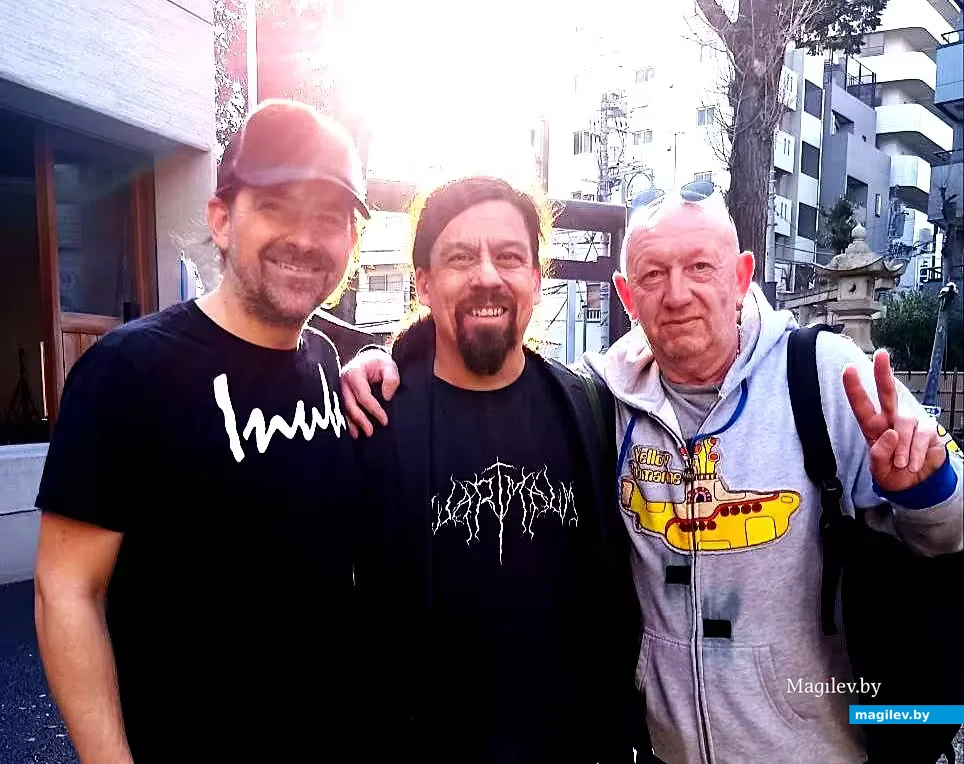 Февраль 2026 года, Япония, Токио. Слава Каррот с участниками группы «Nanook» из Гренландии после