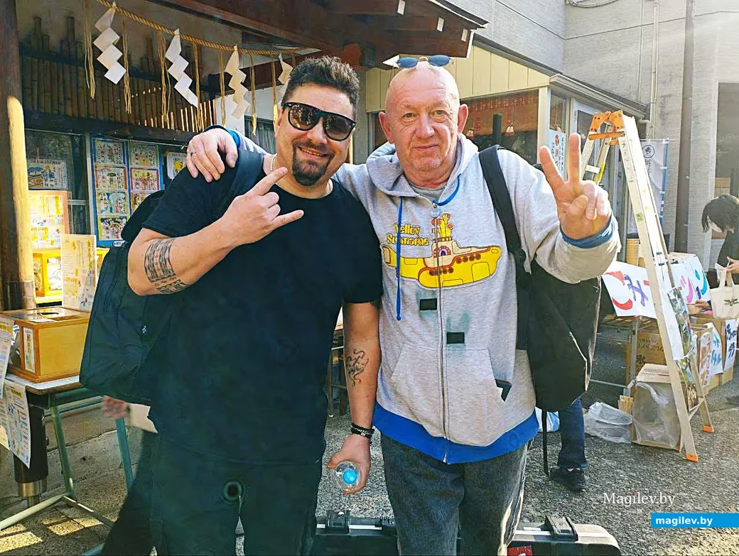 Февраль 2026 года, Япония, Токио. Слава Каррот с одним из участников группы «Nanook» из Гренландии