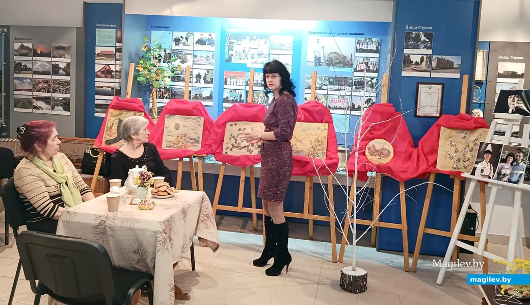   Март 2026 г. Марина Головченко у своих картин во время творческой встречи.