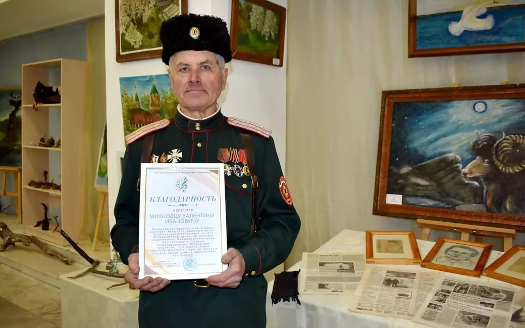 Валентин Иванович Михновец на своей персональной выставке в Центре досуга и творчества