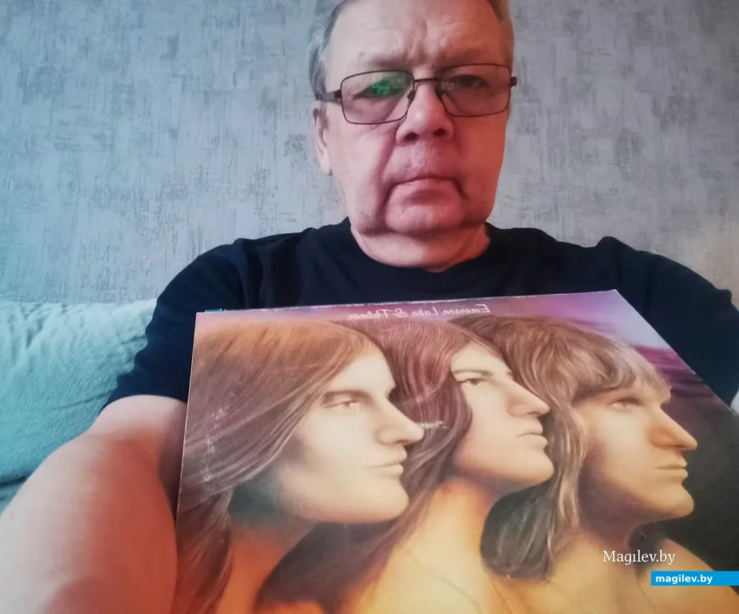  Март 2026-го, Могилев. Сергей Корнеев с одним из дисков «Emerson, Lake & Palmer».