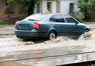 Могут ли наказать водителя, который облил пешехода водой из лужи: спросили у юриста