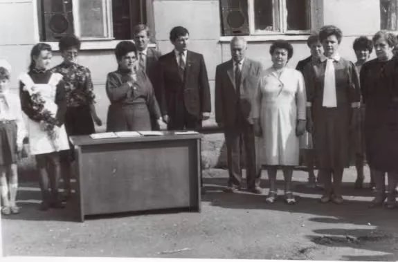 Лукреция Саттарова в 14-й школе Бобруйска . Справа от нее гендиректор «Фандока» Владимир