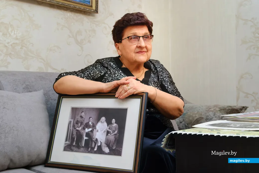 10.03.2026, Бобруйск. Лукреция Саттарова с фотографией румынской свадьбы родителей, Иона и Анетты