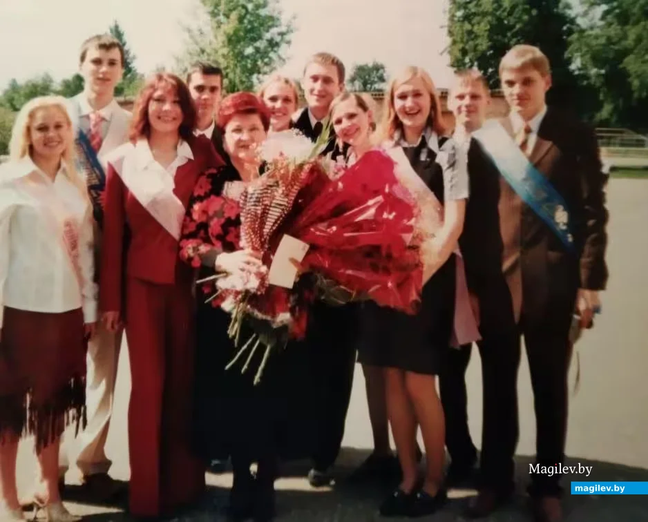 Лукреция Ивановна Саттарова с выпускниками 2-й гимназии Бобруйска.