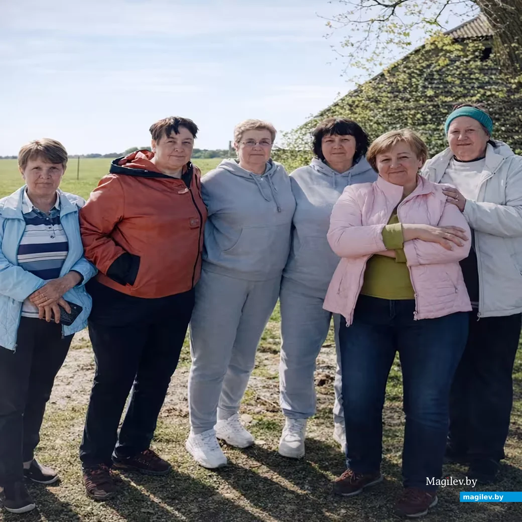  2025 г. Ураджэнкі Уюнішч у роднай вёсцы. Крайняя справа - Алена Іванаўна Пархімовіч.
