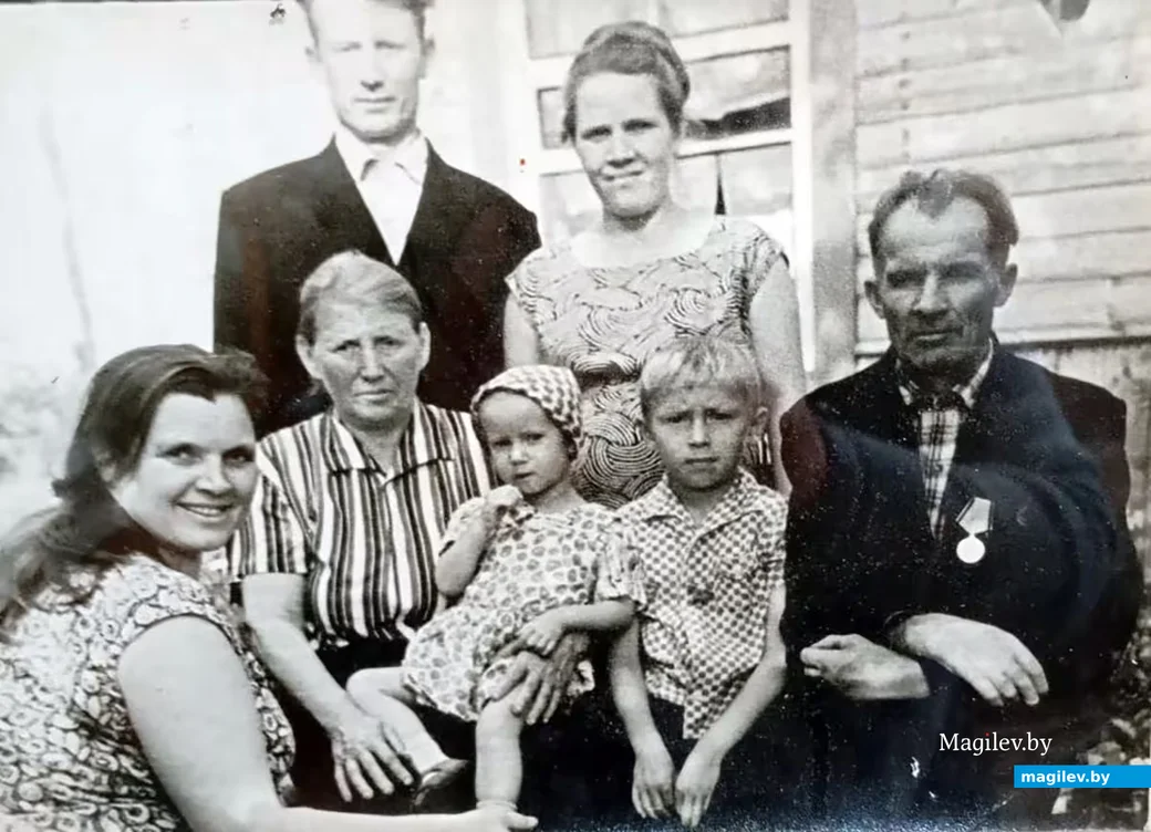 Канец 1960-х. Маленькая Алена на руках у бабулі Антаніны Палікарпаўны, справа - дзядуля Мікалай