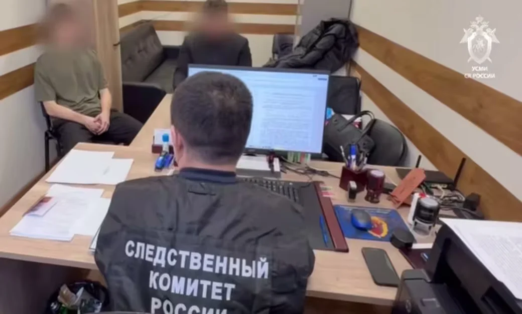 Допрос подозреваемого в убийстве. Кадр видео.