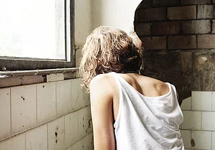 Могилевчанка убежала из гостей через окно. Прихватив с собой хозяйские сбережения