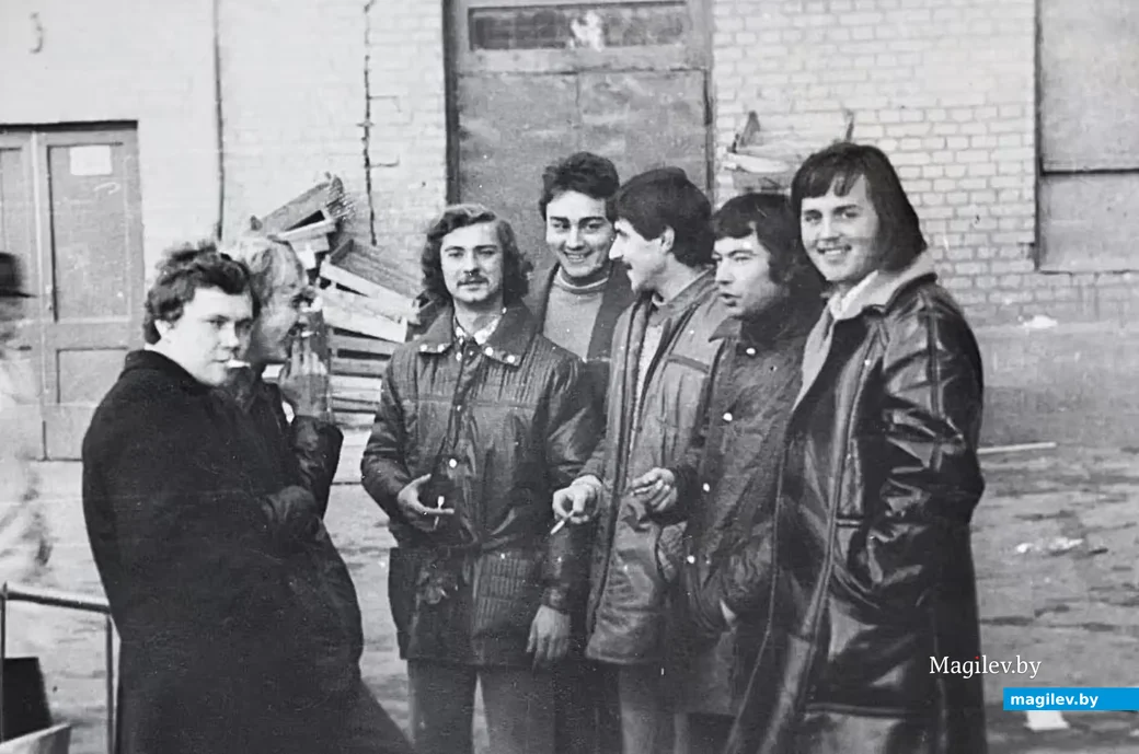  1980-е годы, Могилев. Во дворе магазина «Спутник».