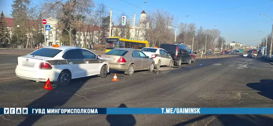 18 марта 2026 года. Пять автомобилей столкнулись в Минске на улице Долгобродской. Фото: ГАИ. 