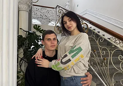 Вчера – одноклассники, сегодня – муж и жена. Свадебная пара недели