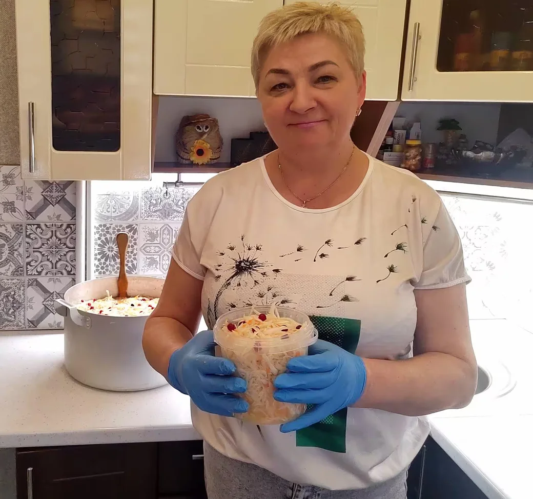 20.03.2026 г.. Кировск.  Наталья Назарова со своей квашеной капусточкой. 