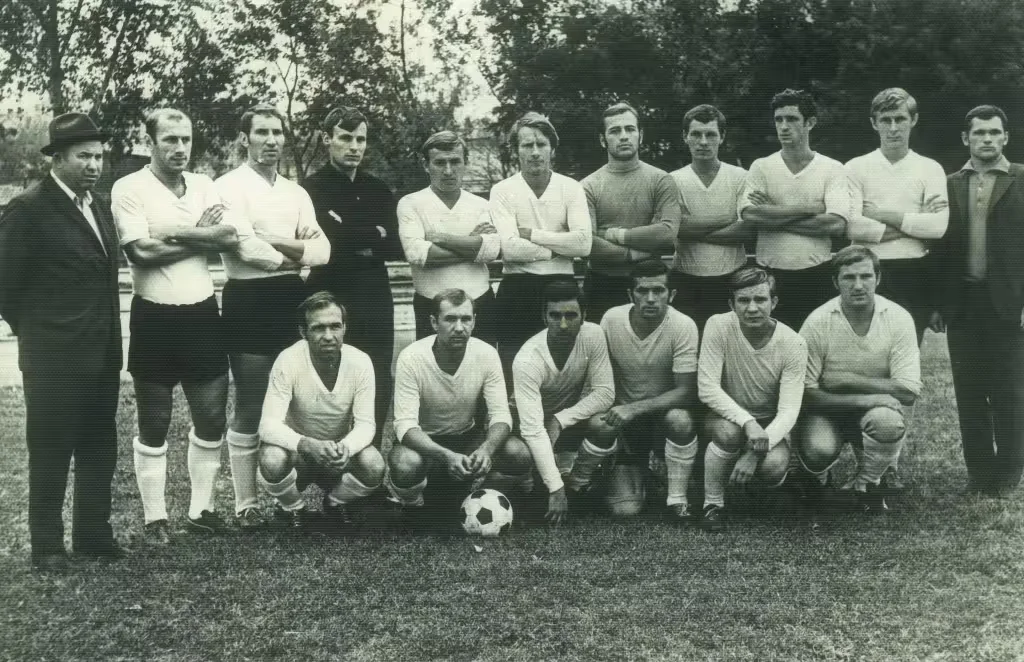 «Строитель» Бобруйск – чемпион Беларуси 1972.  Стоят: Геннадий Штейнбук, Евгений Башкатов,