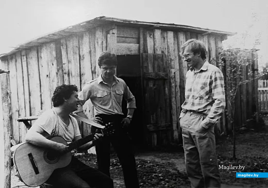   1980-е, Могилев. Юра Комзолов (справа) с товарищами по авторской песне.