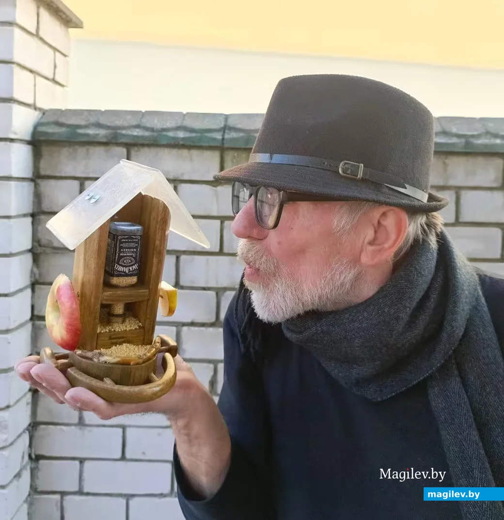  2026-й год, Могилев. Наш герой и его кормушка для птиц.