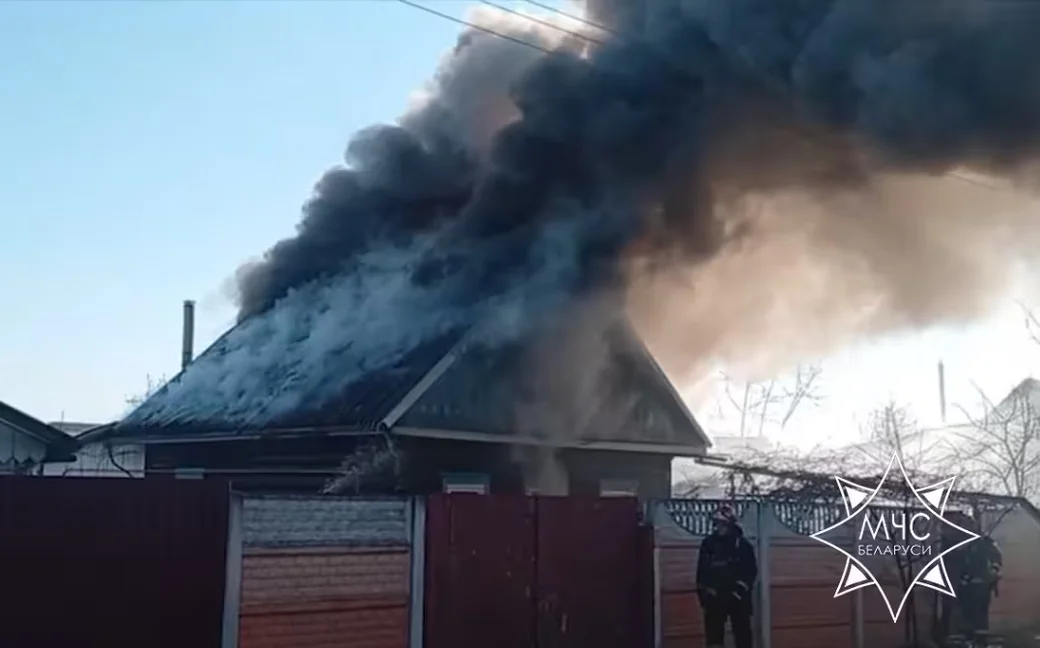 Бобруйск, 21 марта 2026 года. Пожар на улице Кутузова. Кадр видео МЧС. 
