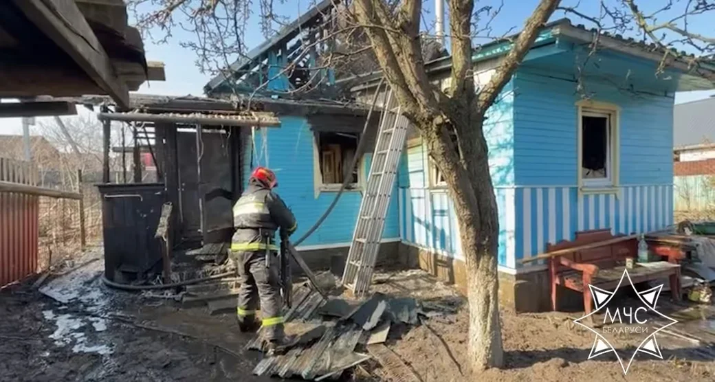Бобруйск, 21 марта 2026 года. Пожар на улице Кутузова. Кадр видео МЧС. 