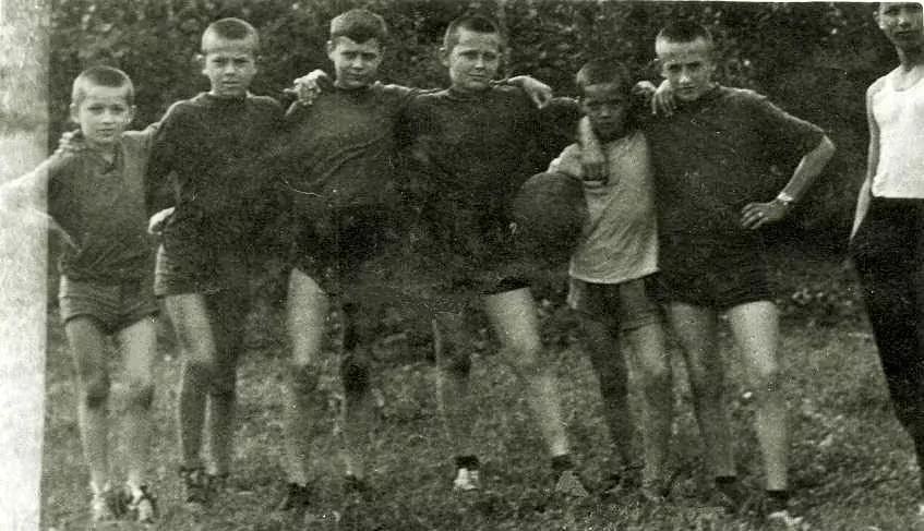  1961 г., юные бобруйские футболисты и Александр Прокопенко (с мячом).