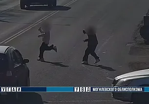 В Могилеве водитель проехал на красный и едва не сбил двух подростков