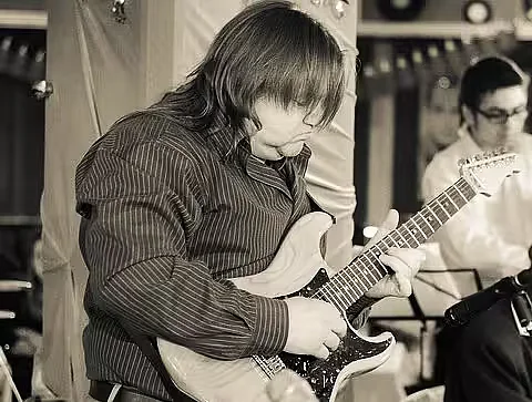 2020-е годы. Играет Валерий Козлов.