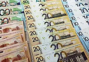 В Могилеве кассир банка брала деньги из закрепленной за ней кассы и присвоила более 81 тыс